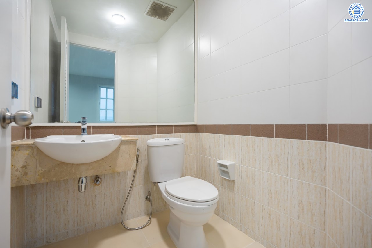 บ้านมือสอง ทาวน์โฮม 3 ชั้น หลังมุม ม.พลัสซิตี้พาร์ค เกษตร-นวมินทร์ เนื้อที่ 33.60 ตร.ว. ฟังก์ชัน 3 ห้องนอน 4 ห้องน้ำ จอดรถได้ 2 คัน บนทำเลศักยภาพ เชื่อมต่อถนนหลายสาย เข้าเมืองก็เป็นเรื่องง่าย ใกล้รถไฟฟ้าสายเขียวอ่อน สถานี "ม.เกษตรศาสตร์" และ ใกล้จุดขึ้นทางด่วน "ฉลองรัช"...